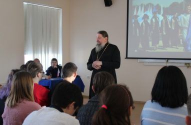 В Приморье священник рассказал студентам о вреде наркотиков