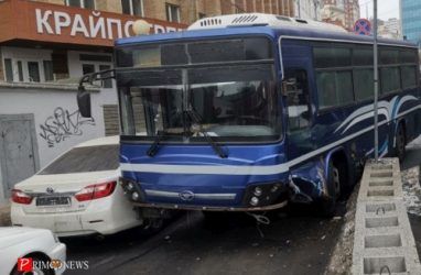 В центре Владивостока автобус протаранил бетонные блоки