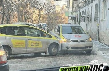 «Битва за заявку»: во Владивостоке во дворе столкнулись два такси