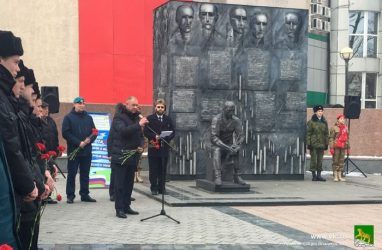 Во Владивостоке почтили память псковских десантников, погибших в Чечне