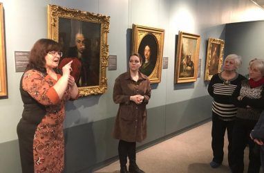 В Приморской картинной галерее провели экскурсию с переводом на русский жестовый язык