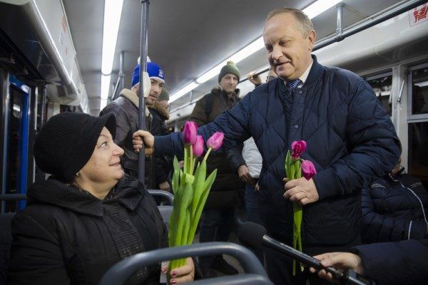 Мэр Гуменюк дарит цветы. Фото - Анастасия Котлярова