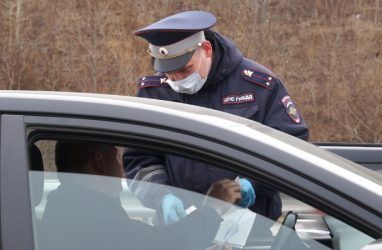 Во Владивостоке женщина обматерила полицейских, которые не пускали её на остров Русский