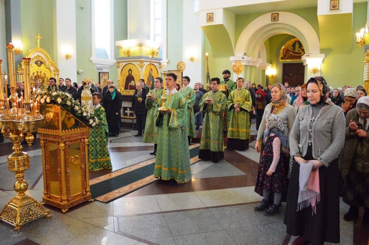 Епархия владивостока. Владивостокская епархия. Пасха в Амурской епархии. Владивостокское епархиальное управление. Дорога к храму в Вербное воскресенье.