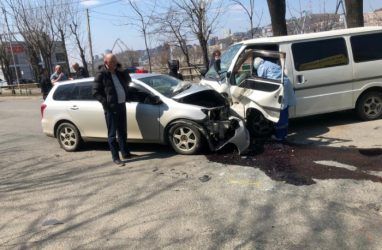 Во Владивостоке автомобилистку увезли в больницу с переломами таза после ДТП