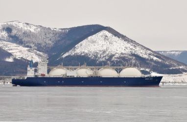 В порт Владивосток зашёл 288-метровый газовоз «Гранд Анива»