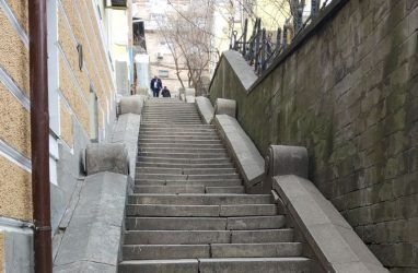 В центре Владивостока отремонтируют историческую лестницу из особого гранита