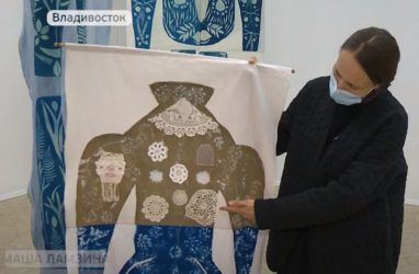 Необычные работы в технике цианотипии представили на выставке во Владивостоке
