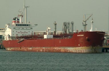 Из порта Владивосток вышел 180-метровый танкер под флагом Маршалловых островов