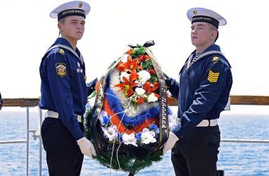 Экипажи «Паллады» и «Седова» почтили память погибших в Цусимском сражении русских моряков
