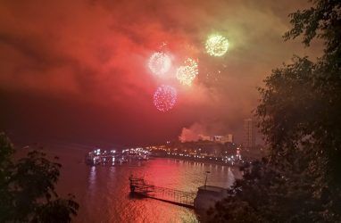 Во Владивостоке прогремел праздничный артиллерийский салют — фото