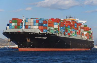 Крупный контейнеровоз пришёл из США в порт Владивосток
