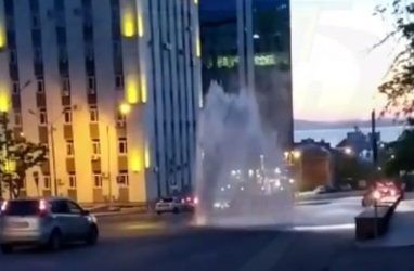 Во Владивостоке недалеко от мэрии посреди улицы Фонтанная забил «фонтан»