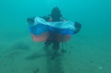 В Приморье аквалангисты погрузились с российским флагом в глубины Уссурийского залива