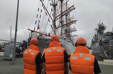 Крупнейшее в мире парусное судно вышло из Владивостока в месячный рейс