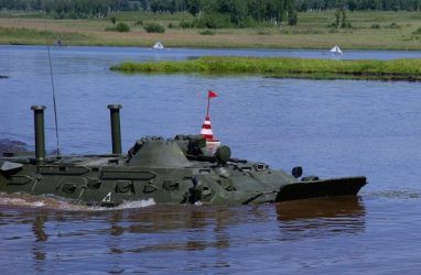 В Приморье танки и БМП форсировали водную преграду
