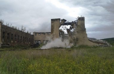 В Приморье военные инженеры уничтожили ветхие здания