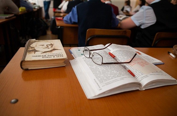 Школа, ученики, книга, очки, парта, лучшие ученики. Фото - Александр Сафронов (правительство Приморского края)