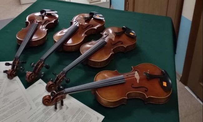 Музыкальный инструмент, скрипки для детской школы искусств №4 . Фото - управление культуры администрации Владивостока