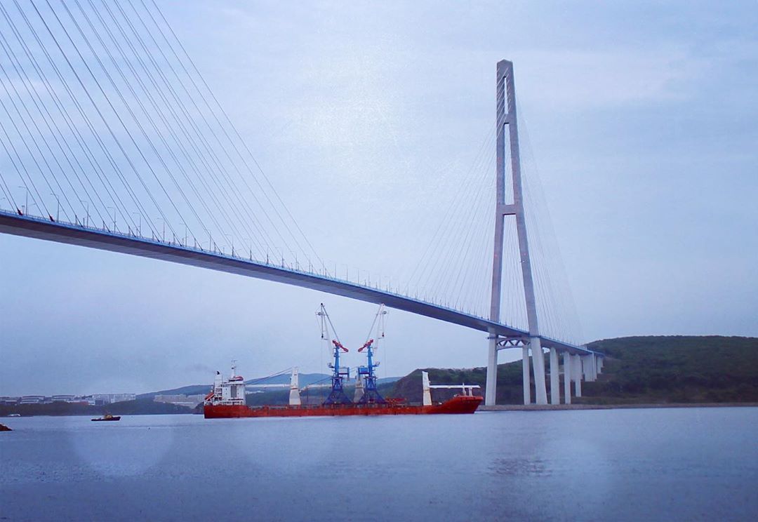 在符拉迪沃斯托克岛上的桥下。 俄罗斯通过了船舶的最大尺寸