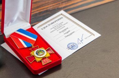 Во Владивостоке наградили ветеранов ВДВ