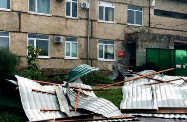 В Приморье ураганный ветер снёс крышу поликлиники — фото