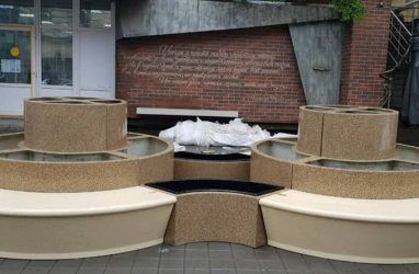 Жители Владивостока раскритиковали установку новых скамеек у скульптуры Элеоноры Прей
