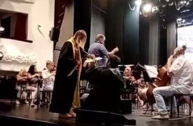 Во Владивостоке под аккомпанемент оркестра девушке сделали предложение руки и сердца