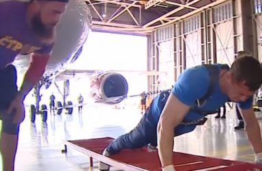 Уроженец Владивостока протащил на себе 43-тонный самолёт — это новый рекорд