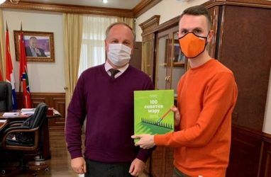 Урбанисты подарили главе Владивостока книгу «100 советов мэру»