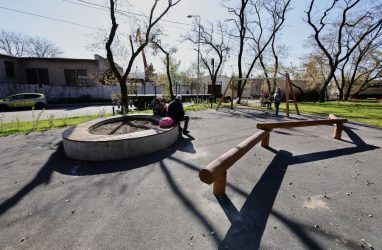 В сквере Надибаидзе во Владивостоке появилась детская площадка