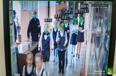 Градусник и видеокамера в одном приборе: в школе Владивостока установили бесконтактный тепловизор — фото
