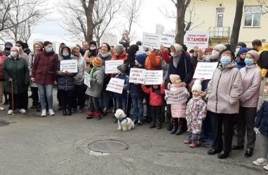 Жители Владивостока вышли на улицу, протестуя против планируемого сноса детсада