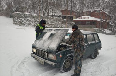 В преддверии ноябрьского «снегодождя» автомобилистов Владивостока просят «переобуться»