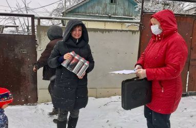 В Приморье волонтёры стали доставлять нуждающимся портативные газовые печки