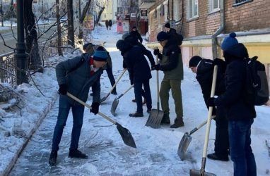 Во Владивостоке объявили набор волонтёров для борьбы с последствиями ледяного шторма