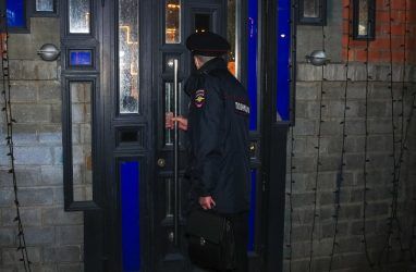«Работают внаглую»: жители Владивостока спорят про запрет для общепита принимать гостей после полуночи