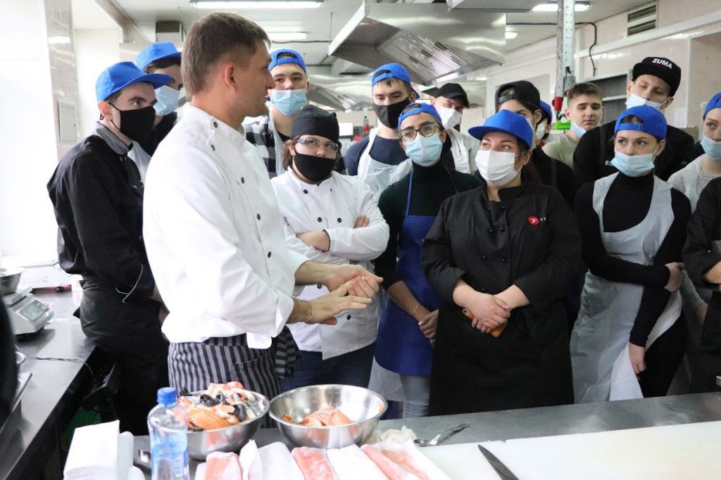 Во Владивостоке бренд-шеф сети суши-баров дал мастер-класс студентам ВГУЭС