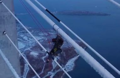 Завораживающее видео: как чистят ото льда мост на остров Русский
