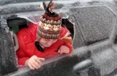 Депутат во Владивостоке проломил головой лёд — видео