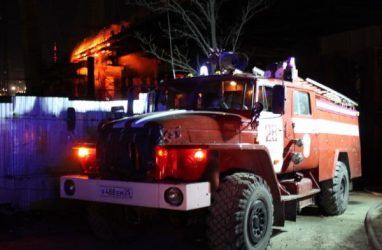 Во Владивостоке пожарным пришлось два раза подряд тушить пожар в сарае