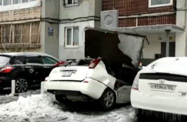 Шокирующее видео: во Владивостоке бетонная плита рухнула на машину