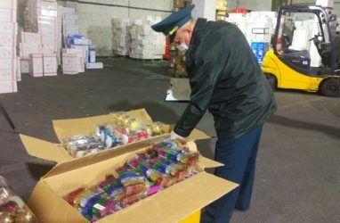 Таможенники в Приморье задержали 23 тысячи наборов ёлочных игрушек