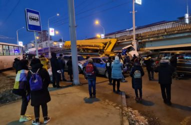 Массовое ДТП во Владивостоке: бетононасос «собрал» 16 машин, пострадали люди