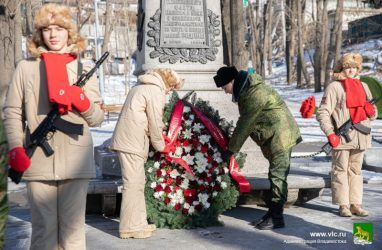 В День Неизвестного солдата во Владивостоке возложили цветы к памятнику морякам ТОФ — видео