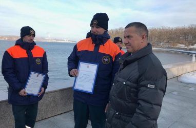 Трутнев лично наградил альпинистов, очистивших мост на остров Русский во Владивостоке