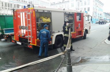 «Очень жалко»: во Владивостоке сгорело кафе
