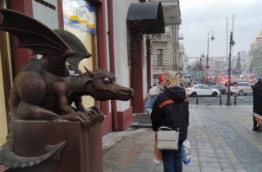В центре Владивостока дракона «накормили» монетами