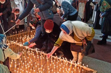 Во Владивостоке зажгли свечи в память о детях, жизни которых прервали абортом