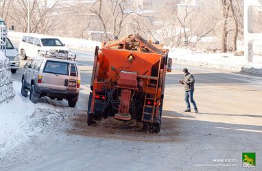 Городские службы не справились с уборкой снега во Владивостоке — губернатор